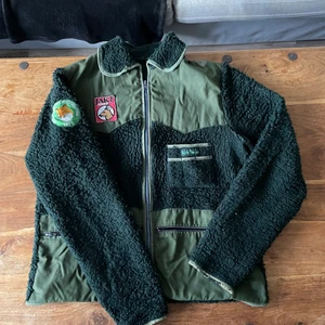 Vintage Fleecejacka - KÖP INTE DIREKT KONTAKTA MIG ISTÄLLET Trendig Fleece från okänt märke med snygga patches. Tar bud från 300kr 