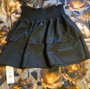 Volang kjol  - Volang kjol köpt från SHEIN. Inte kommit till användning därav säljer jag den. Kjolen har etiketten kvar. 