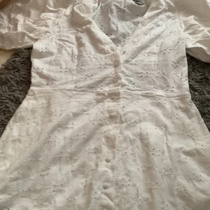 L - En vitt klänning som jag har aldrig använt 💐, inga bilder när den är på bara vänliga 