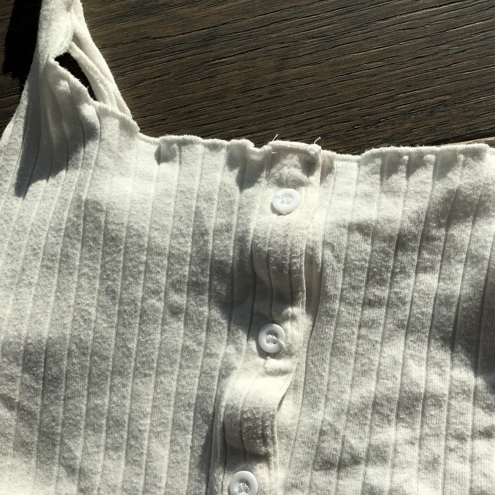 Jätte gulligt linne från shein, står ingen lapp vilken storlek men passar nog S/M! Lite sliten men märks knapp säljer för den inte kommer till användning ❤️🥹 skriv priv vid intresse eller frågor 🫶. Toppar.