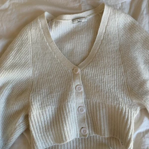 Stickad kofta - Vit stickad kofta