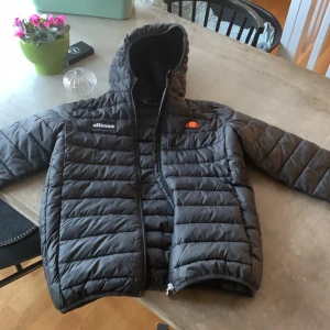 ellese jacka 158/164 Perfekt till hösten! - Hej, säljer min ellese jacka då jag växt ifrån den och inte behöver ha kvar den. Original pris ca 1000 kr säljer denna för 700 kr priset kan diskuteras! Inga skador och använd några få gånger. 