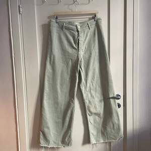 Mintgröna, raka jeans från Zara i storlek 44. Avklippt i modellen, dvs köpt så. Aningen stretchiga men ganska små i storleken. 