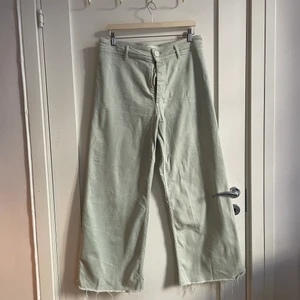 Mintgröna raka jeans från Zara - Mintgröna, raka jeans från Zara i storlek 44. Avklippt i modellen, dvs köpt så. Aningen stretchiga men ganska små i storleken. 