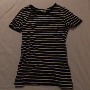 Randig t-shirt - Tröjan är från h&m och inte använd alls💞