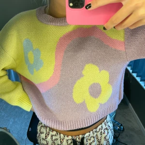 Stickad tröja  - Säljer denna fina stickade tröja från zara. Den är i storlek S och i princip aldrig använd så nästan helt ny! Fina färger och gulligt mönster❤️‍🔥🥺 150kr 💌