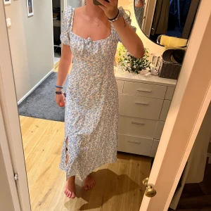 Blommig klänning - Super snygg och somrig klänning med blommigt mönster från cider. Skönt material. Helt oanvänd, köpt för en månad sen. Perfekt till sommaren. köparen står för frakt  💕💕