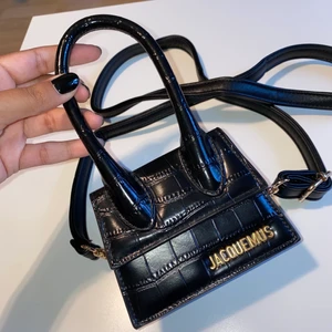Jacquemus - Helt ny jaquemus väska. Liten (16x12x5). Det är en kopia men ser väldigt lik originalet.