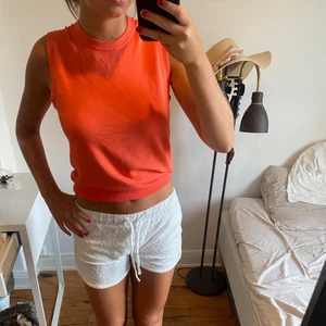 Korallrosa stickat linne - Så fint korallrosa stickat linne från zara med prislappen kvar. Säljer även i blått och grönt.  Använd inte ”köpa nu” funktion 🥰