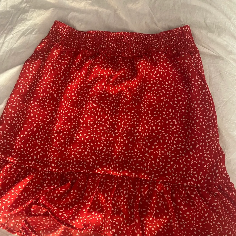 Jättefin röd mönstrad kjol i strorlek xs. Nypris 249kr mitt pris 120kr. Köpt på Lindex och jag säljer den eftersom den inte kommer till användning, använd en gång. Köparen står för frakt. Kjolar.