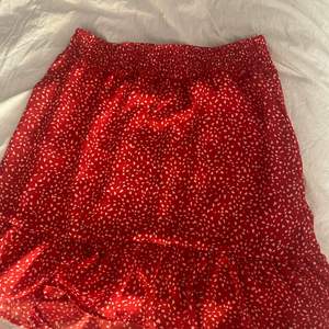 Jättefin röd mönstrad kjol i strorlek xs. Nypris 249kr mitt pris 120kr. Köpt på Lindex och jag säljer den eftersom den inte kommer till användning, använd en gång. Köparen står för frakt