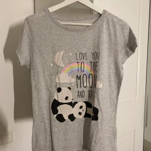 T-shirt med tryck - Säljer denna gråa t-shirten med tryck ifrån Cubus (obs den är i storlek XS men den är väldigt stor i storleken skulle tro att ngn som har storlek M skulle kunna ha den)