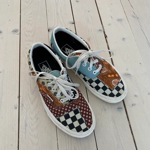 Vans - Säljer mina SÅÅ snygga Vans🌟 välanvända men i fint skick! Färgerna är ljusare i verkligheten! Tveka inte att fråga om du har några funderingar✨✨ 