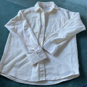 jacka - super fin jacka från monki! bra skick o perfekt nu till våren! väldigt stor i stolek, står xxs men skulle säga att den sitter som en s-m beroende på hur man vill ha den! köparen står för frakten!