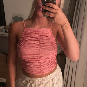 Rosa topp - Så fin rosa topp från zara. Perfekt till fest! Använd 1 gång, storlek XS💖