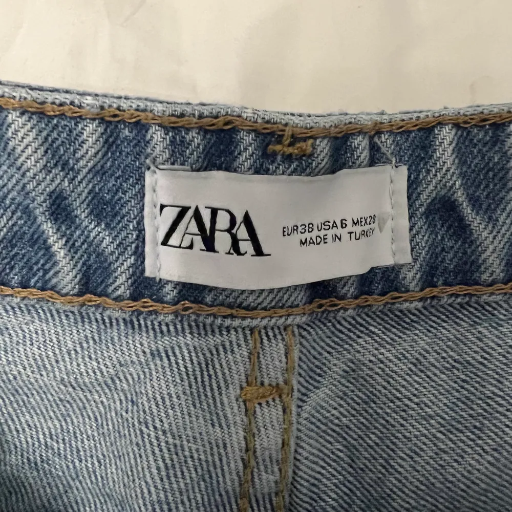 Zara jeans i bra skick. Använda några gånger men inga dekaler. Det är i modellen Wide leg. Jag är 172  cm och de är perfekta för mig. Möts upp i stockholm eller skickar via posten:). Jeans & Byxor.