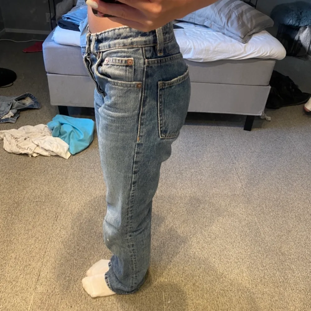 Säljer mina fina jeans från zara då jag inte får tillräckligt med användning av dom, dom är mid waist, storlek 32, fin mörkblå färg. Skriv för fler frågor eller bilder. Köpare står för frakten💗. Jeans & Byxor.