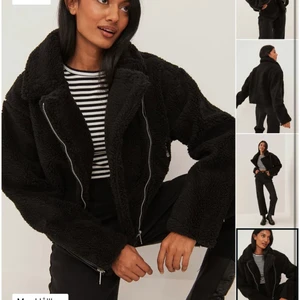 Svart Teddy jacka  - Exakt en sådan som på bilderna, i gott skick! Kan skicka fler bilder på min jacka om de behövs! Perfekt till hösten och vintern