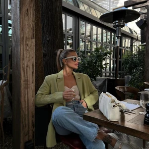 ZARA NY POPULÄR KAVAJ - Säljer denna snygga populära kavajen från zara. Strl M, helt ny med prislapp 