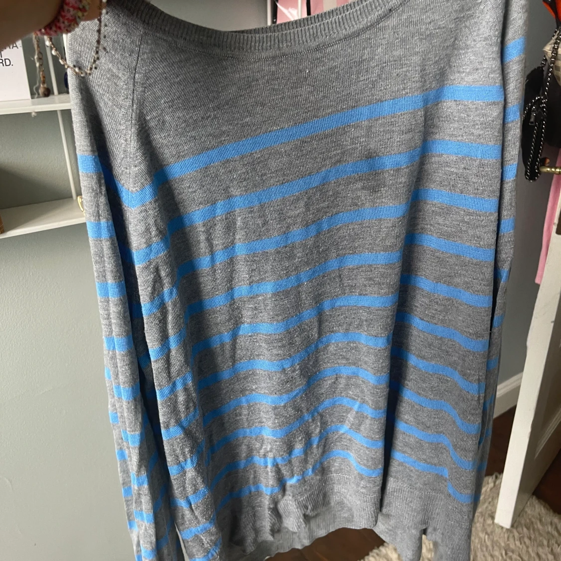 Jättefin tröja har däremot en fett fläck på sig som däremot inte syns i vanliga fall