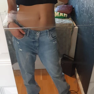 EDC JEANS - Säljer dessa snygga raka, lågmidjade jeansen från Edc. Köpta för 500kr. Såljer då dessa har blivit för stora på mig. Bra skick! Har klippt dem där nere så dem passar någon som är 160 eller under! Säljer för 250+frakt!🤍🤍 hör av er om ni vill ha mer bilder🤍🤍
