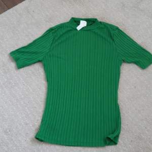 Superfin grön tröja i storlek xs från H&M. Tyvärr kommer den inte till användning, använts ett fåtal gånger.
