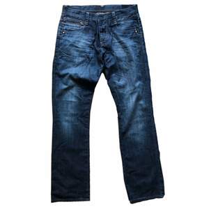 Jeans från Jack & Jones i storlek 34/36💗 säljer då de ej kommer till använding, långa på mig som är 178 (se sista bilden) 