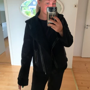 Jacka  - Varm fin svart jacka. Skicka om du vill ha bilder på! Pris går att diskutera 
