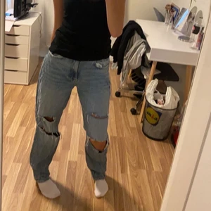 baggy byxor från ginatricot - baggy jeans från gina i storlek 38, använda ganska mycket, vill sälja för har blivit för stora💞