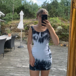 Ribbad blå tie-dye klänning från Zara - Cool kort blå ribbad tie-dye klänning från Zara i storlek S 💫