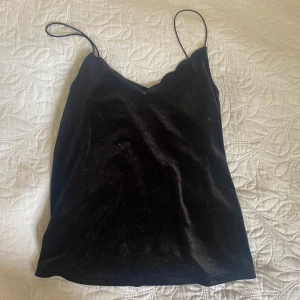 Svart linne tröja  - Väldigt fin svart linnes tröja som passar med många plagg. Används några gånger. ❤️