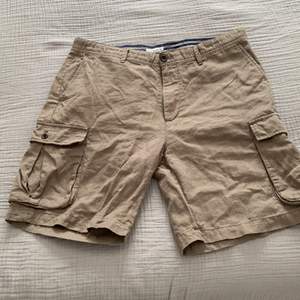 Sköna cargoshorts från Zara. Khaki/grön färg. Storlek46. Något oversize passform