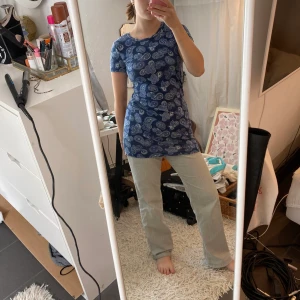Klänning monki  - Söt mönstrad klänning i bomull från monki 💙 Sitter tight/figursydd. 