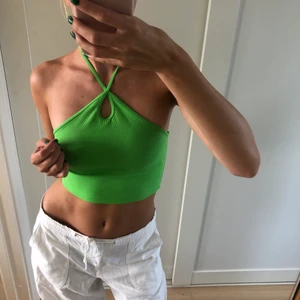 Zara topp - Säljer av lite sommartoppar! Denna är en favorit men som tyvärr inte är min stil längre. Den är toppen som en festtopp, kanske med en kavaj under vintern!