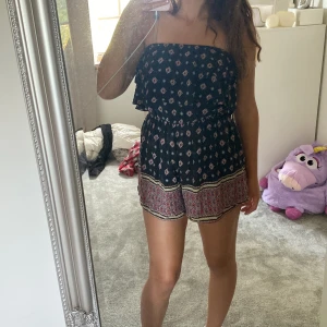 Shorts klänning - En shortsdress i jättebra skick eftersom den knappt är använd, svart med mönster upptill &längst ner typ rödmönstrad. Vet inte nypris då jag fick den av min storasyster❤️ Fin att ha på stranden t.ex!