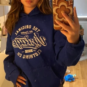 MÖRKBLÅ HOODIE MED TRYCK - Hejsan! Säljer nu denna skit mysiga mörkblåa hoodien med ett vitt coolt tryck på! Storlek XS/S. Super mjukt material inuti, hör jättegärna av er vid fler funderingar eller bilder! 💞