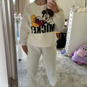 Mickey mouse mjukisset - Ett mickey mouse mjukisset från H&M i storlek S/165. Har använt byxorna hyfsat mycket men bara hemma, tröjan är knappt använd. På tredje bilden ser man att den är lite sönder på M:et men absolut inget man tänker på alls. Nypris: 249kr tror jag.