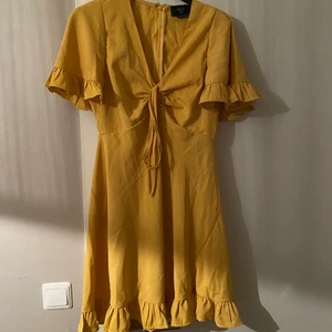 Klänning - En klänning som nu tyvärr är för stor för mig. Använd en gång. Köpt från nelly, men annat märke. Storlek 10