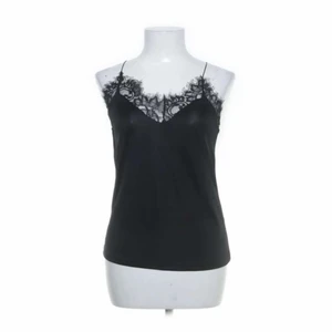 Topp i XS - Köpte den på h&m och den är använd fåtal gånger💞