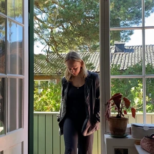 Läderjacka - Säljer min älskade älskade läderjacka! Köpt på Aspudden 2km-loppis. Passar till höst och vår och kan bäras till typ allting