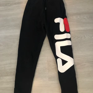 mjukisbyxor - Säljer ett par helt oanvända fila mjukisbyxor i storlek xs för 200+frakt då nypris var högt. Inga skador på byxorna då jag aldrig använt dom🤩💗