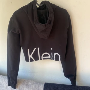 Calvin klein mag tröja  - Det är en Calvin klein mag tröja i bra skick och även äkta, storleken är xs/s