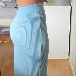 Ny och oanvänd. Mjuk/len kjol från Voyelles i ribbat material. Framhäver din figur och är elastisk. Köpt för 379. Säljer för 250