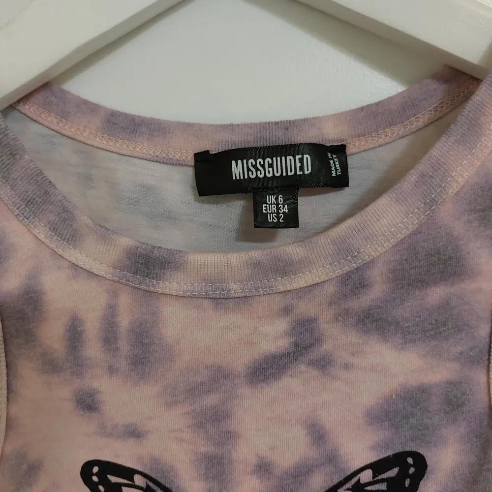 Croptop men fjärlismotiv från missguided. Toppar.