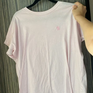 T shirt  - Säljer denna t shirten från sandro🥰🥰