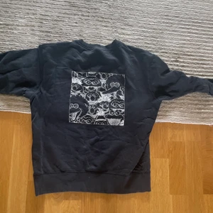 Uniqlo x kaws sweatshirt  - Kaws x uniqlo sweatshirt svart med tryck bak och brodering fram säljs för runt 130$ begagnad online mitt pris är 400kr