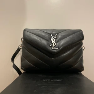 Saint Laurent Loulou Toy Strap Bag - Inköpt 2020. Skavanker av smink inuti, därav priset. Skicket utanpå är mycket bra. Dustbag, kvitto och kontoutdrag finns. Möts upp i Göteborg. Nypris ca. 14000. Säljes för 8000.