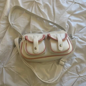 Väska  - Väskan är i från Shien då den kosta 129 men nu säljer jag den för 75 kr ❤️