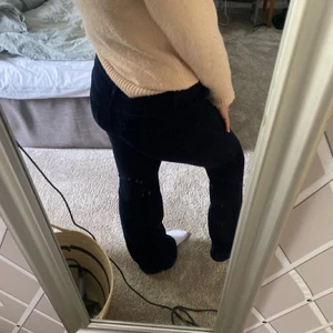 Ribbade byxor weekday  - Säljer ett par sköna ribbade byxor i mörkblå från weekday💗 de har använts sparsamt men säljer pågrund av att de är aningen små🤍 nypris 600kr strl 36 