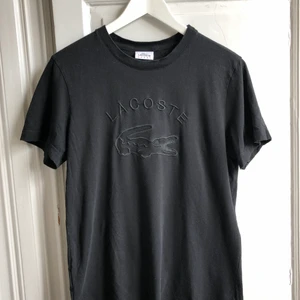 Lacoste t-shirt storlek 3/M - Lacoste t-shirt storlek 3/M svart bra skick